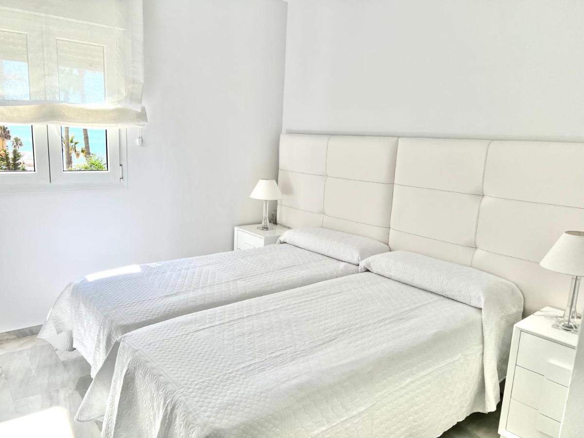 Mi Capricho 170 Beachfront Apartment Sitio de Calahonda Kültér fotó